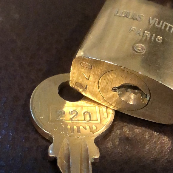 Vintage LV Louis Vuitton Padlock Lock & Key 220 - Picture 5 of 15